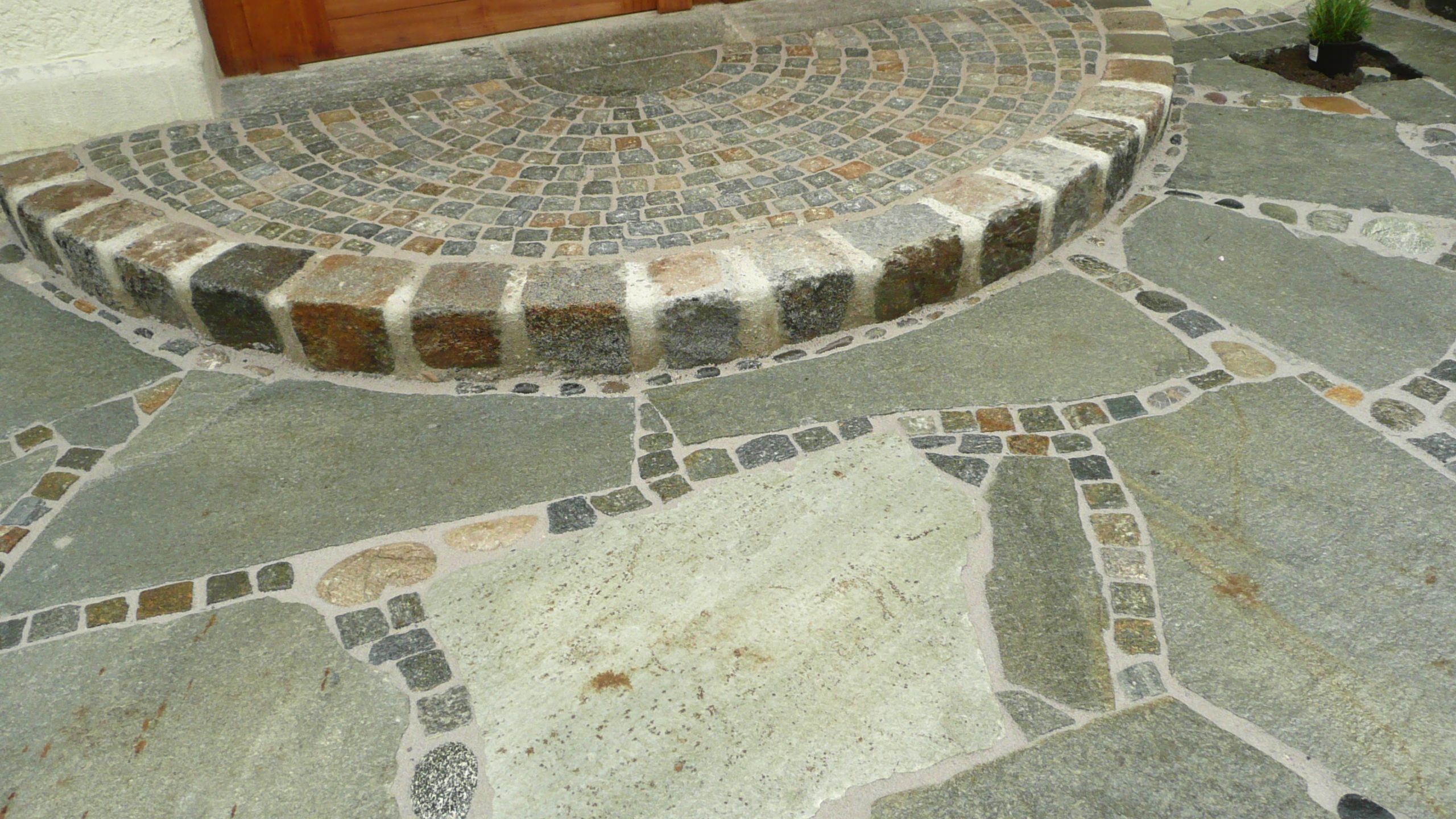 Eingangspodest aus Granit mit Mosaik-Kleinsteinpflaster und Polygonalplatten aus Quarzit